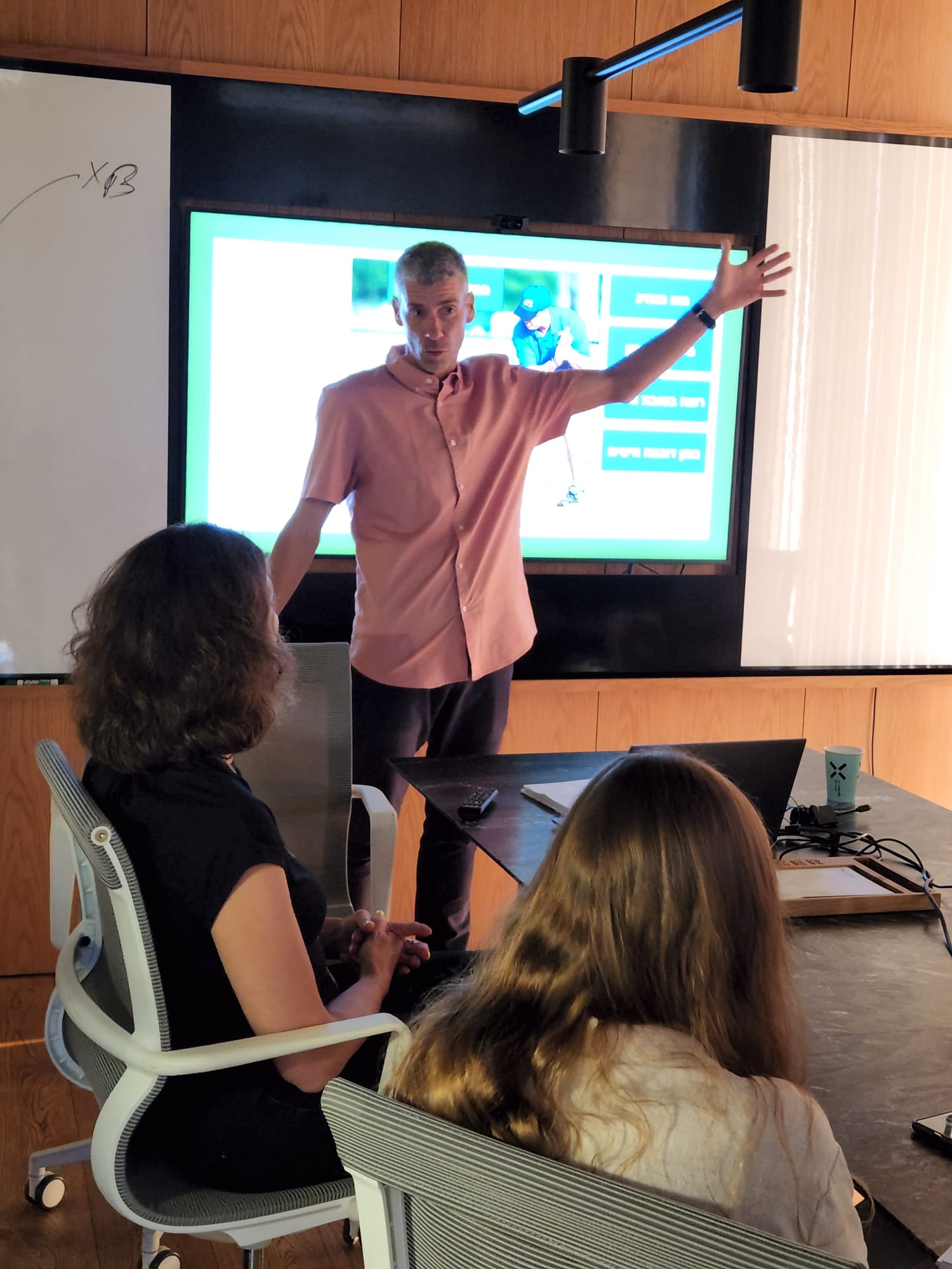 מניף יד בקורס מאמנים מנטליים